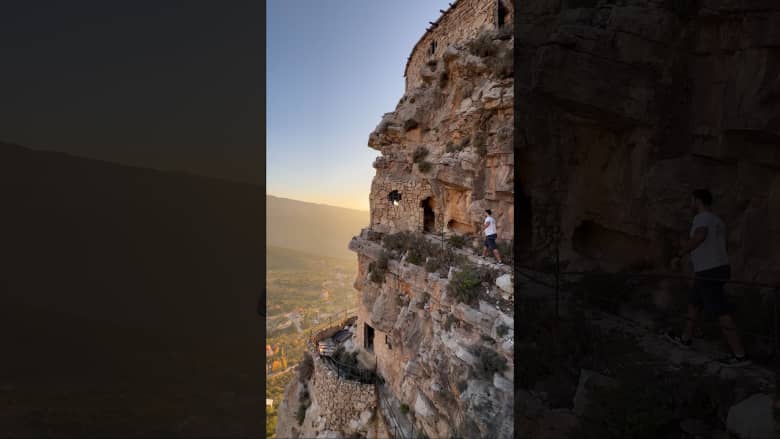 تبدو كأنها "قلعة".. لبناني يرصد محابس صخرية معلقة بين الأرض والسماء
