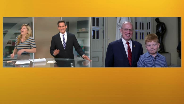 "لا أستطيع إظهارهم جميعًا".. طفل بعمر 6 سنوات يجعل مذيعي CNN يضحكون بتعابير وجه غريبة