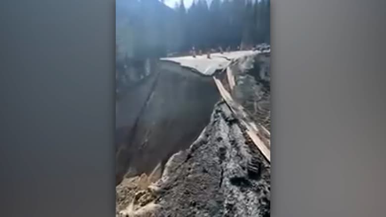 فيديو مرعب يظهر لحظة سقوط طريق سريع من جبل جراء "انهيار أرضي كارثي"