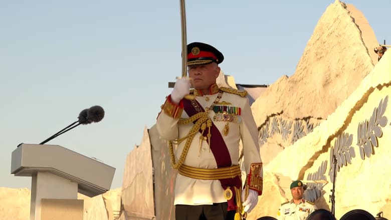 خلال احتفال اليوبيل.. العاهل الأردني يستل سيفه تحية للأجهزة الأمنية والعسكرية
