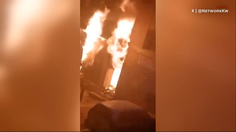 توفي أكثر من 35 شخصًا.. مقاطع فيديو تظهر اندلاع حريق هائل بمبنى في منطقة المنقف بالكويت