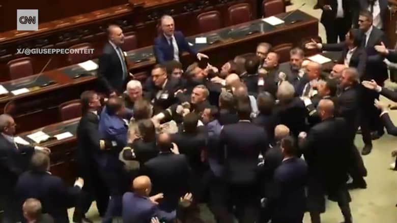 تعرض للهجوم بسبب تسليمه العلم.. شاهد فوضى وعراك داخل برلمان إيطاليا