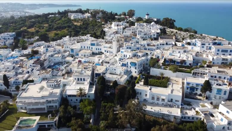 باللونين الأبيض والأزرق.. شاهد مدينة تونسية بطابع يوناني ساحر