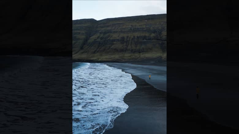 في جزر الفارو.. إماراتي يوثق جمال شاطئ أسود يبدو وكأنه من عالم آخر