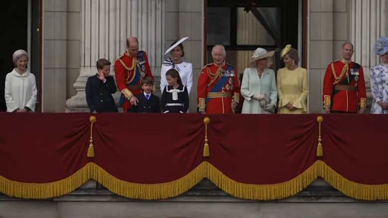 في أول ظهور علني لها.. أميرة ويلز تقف مع العائلة المالكة على شرفة قصر باكنغهام