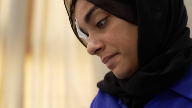 شبح ما نجت منه يطاردها.. شاهد معاناة شابة فلسطينية حتى بعد خروجها من غزة لتلقي العلاج
