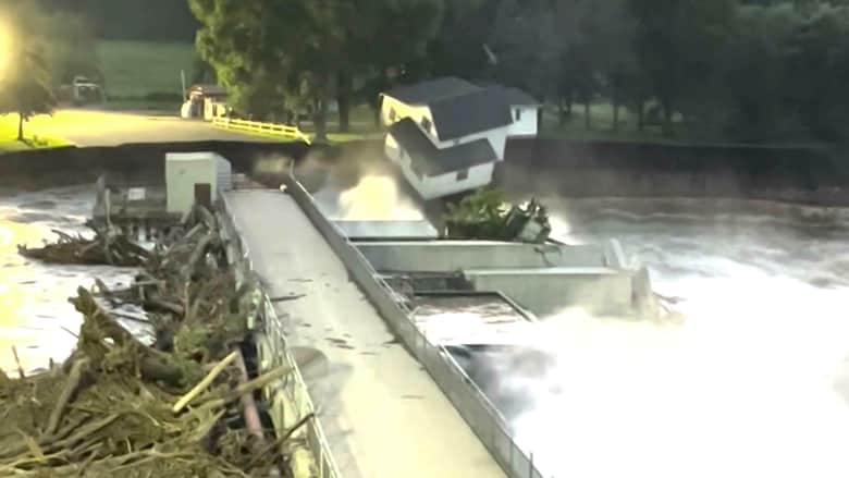 انهيار منزل في نهر قرب سد متصدع بولاية أمريكية.. وفيديو يُظهر اللحظة