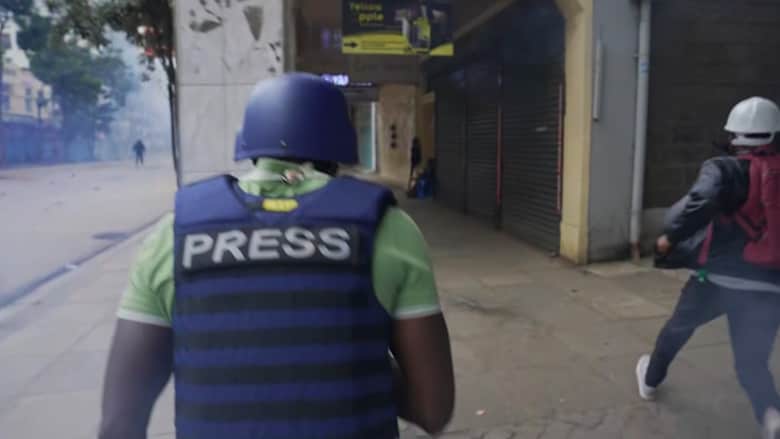 شاهد ما حدث لمراسل CNN لحظة تعرضه للغاز المسيل للدموع خلال احتجاجات كينيا