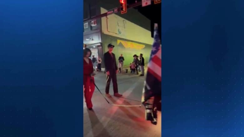 جدل بسبب "موكب هالوين" في أمريكا يُحاكي "اقتياد" ترامب لهاريس وهي مقيدة بالسلاسل
