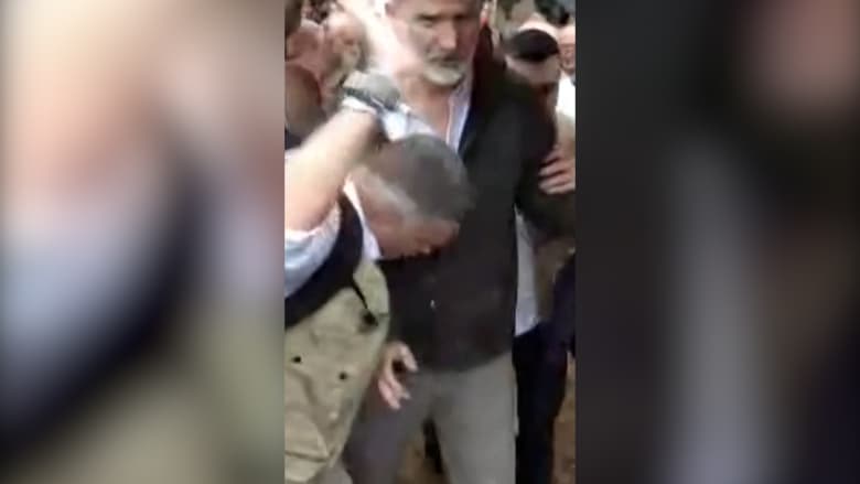 رشقوهما بالطين والبيض.. لحظة تعرض ملك وملكة إسبانيا لوابل من الشتائم أثناء زيارتهما فالنسيا