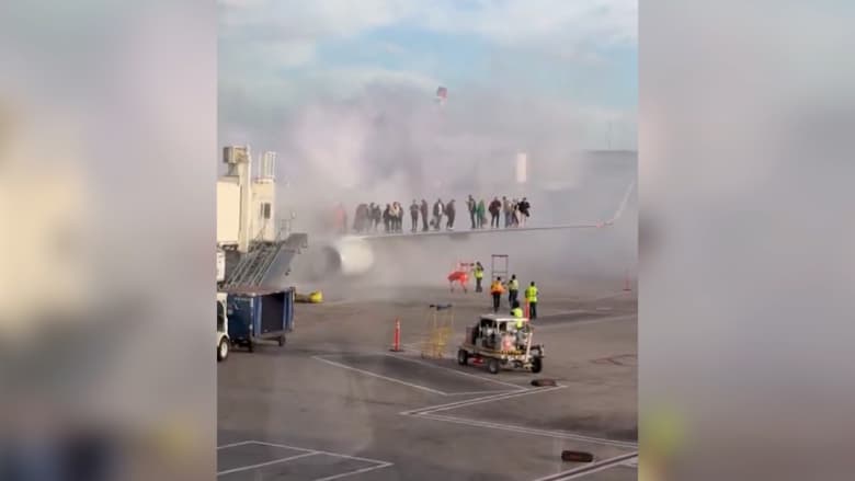 شاهد.. ركاب يقفون على جناح طائرة بعد اشتعال النيران بمحركها في مطار دنفر