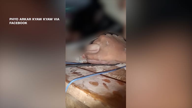 فيديو وداع مؤثر.. شاب يمسك بيد أمه الهامدة وجسدها تحت أنقاض زلزال ميانمار