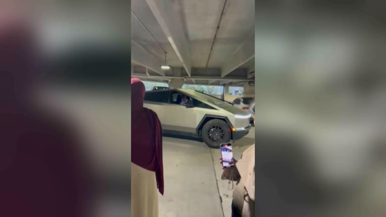 شتم 3 مسلمات "يصلين بموقف سيارات".. تداول فيديو لطليق نائب أمريكية قبل اعتذاره