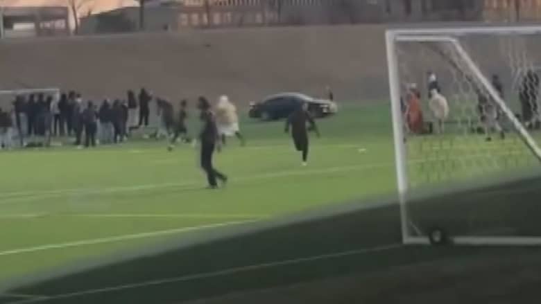 سيارة تقتحم ملعبًا أثناء مباراة لكرة القدم وتلاحق الحشود.. شاهد اللحظات المرعبة