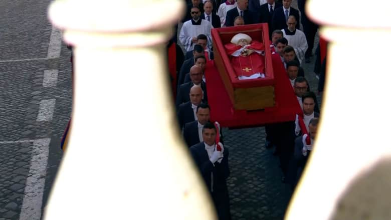 يتقدمه الكرادلة والحرس السويسري.. شاهد كيف اصطف الناس لمتابعة موكب نعش البابا فرنسيس