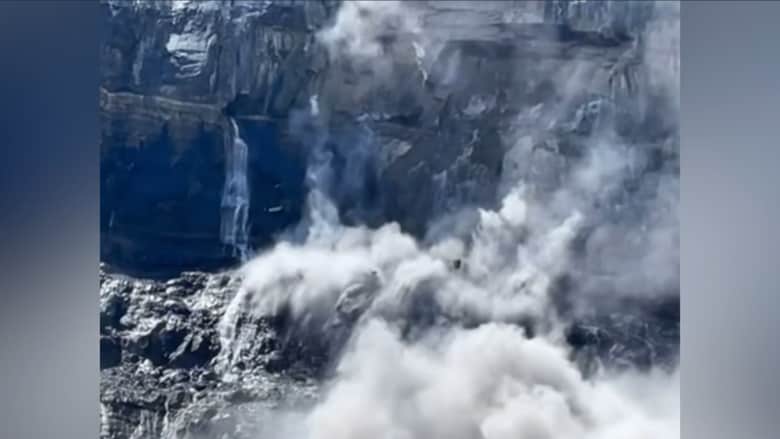 سقطت الصخور فوق رؤوس المتنزهين.. فيديو يظهر لحظة انهيار جبلي مميت في كندا