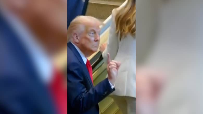 شاهد رد فعل ترامب بعد تعطل السلم المتحرك أمامه بالجمعية العامة للأمم المتحدة