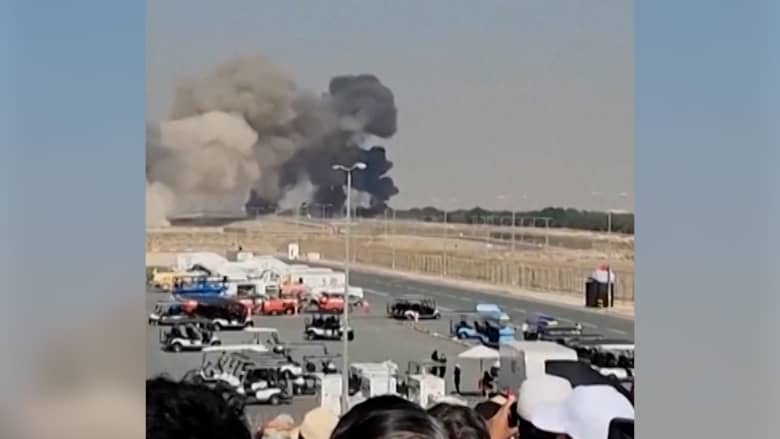 لحظة تحطم طائرة مقاتلة في معرض دبي للطيران