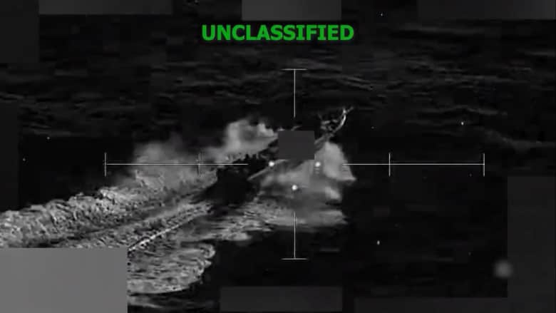 لحظة تدمير الجيش الأمريكي قارب مخدرات مزعوم وسط البحر