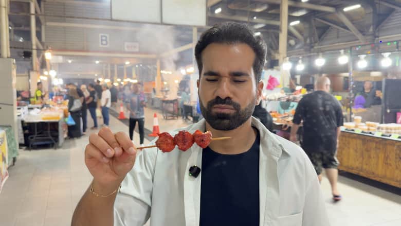 هل هذا نظير الكباب في بروناي؟ طبق شعبي مصنوع من مؤخرات الدجاج يثير فضول ليبي