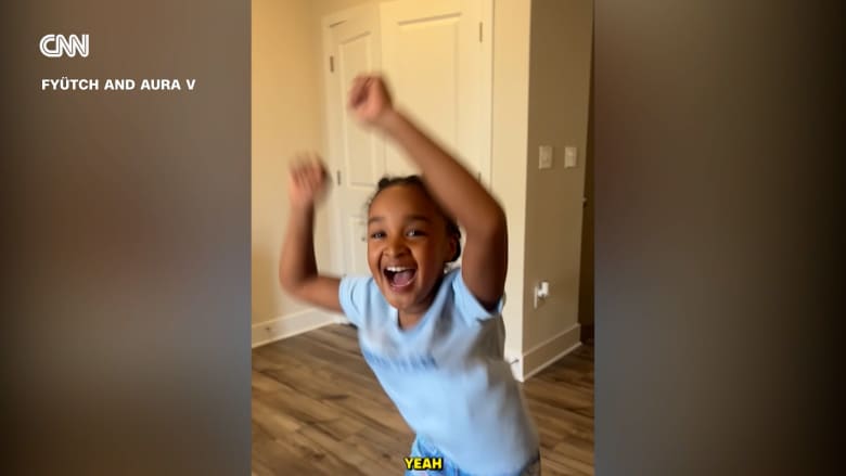 لحظة لا تُنسى.. شاهد رد فعل طفلة عند اكتشاف ترشحها لجائزة "غرامي"