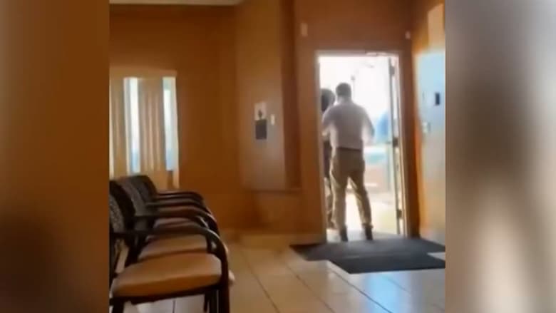 قنصلية الإكوادور تمنع عميلا من ICE من دخول مبناها بأمريكا وتوجه مذكرة احتجاج لواشنطن