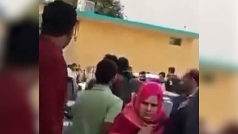 شاهد.. لحظات ما بعد التفجير الانتحاري بمسجد شيعي في باكستان