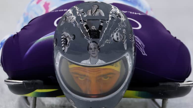 رياضي أولمبي أوكراني يُكرّم الرياضيين الذين سقطوا في الحرب بخوذة