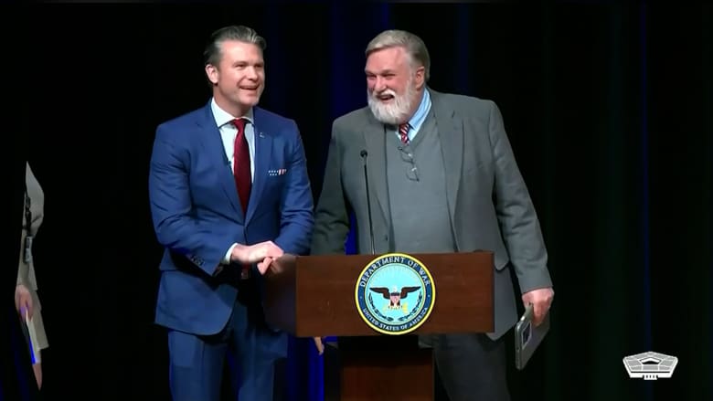 بحضور هيغسيث.. قس مسيحي قومي يقود الصلاة داخل البنتاغون