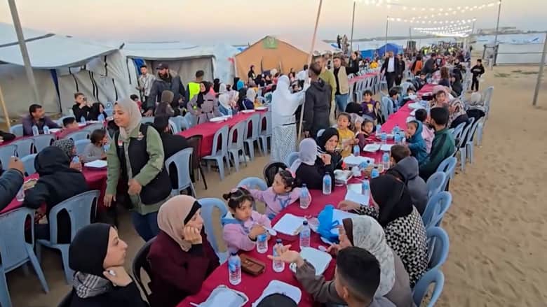 لحظات من الدفء وسط النزوح.. مئات الفلسطينيين يجتمعون على مائدة إفطار رمضانية وسط غزة