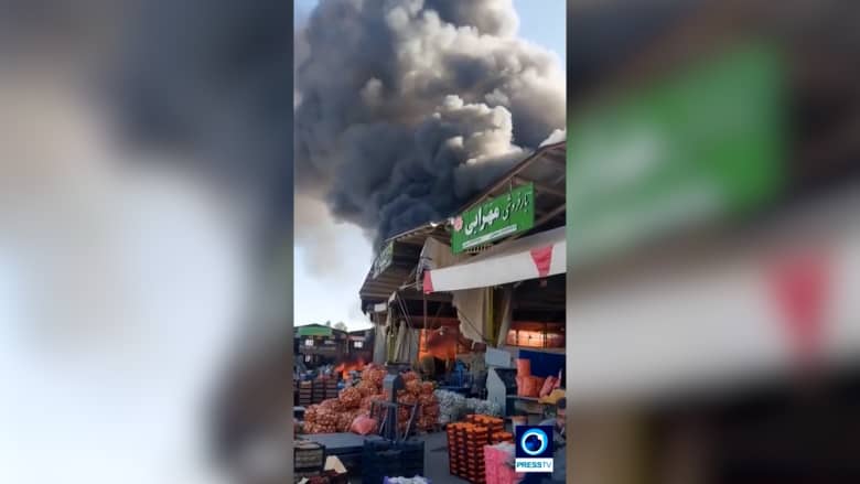 اللحظات الأولى بعد تحطم مروحية للجيش الإيراني في سوق بمدينة دورجه