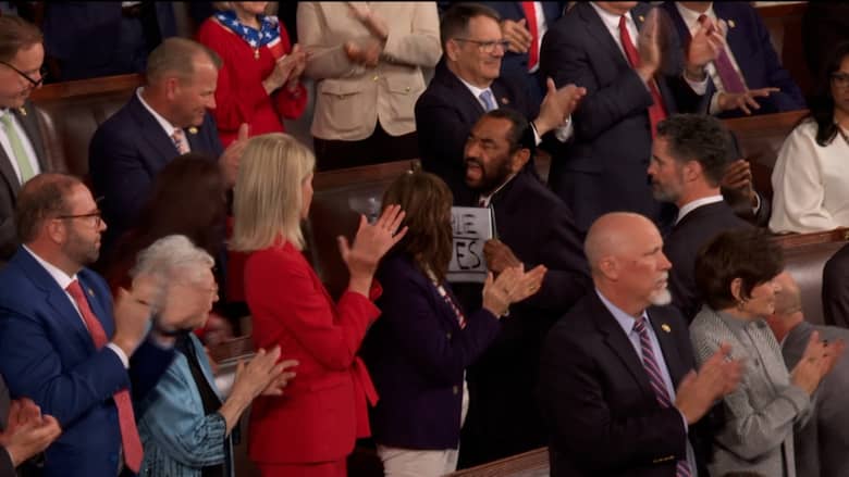 لحظة إخراج المشرع غرين لرفع لافتة احتجاجية بعد منشور ترامب "العنصري" عن أوباما وزوجته