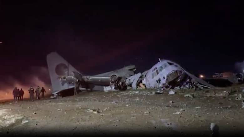 تحطم طائرة بوليفية تحمل أوراقًا نقدية.. ومشاهد فوضوية لأشخاص يحاولون جمعها