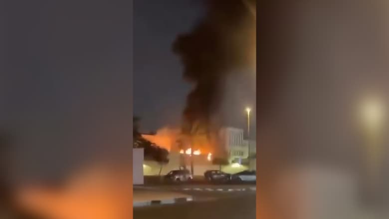 فيديو يُظهر استهداف القنصلية الأمريكية في دبي بمسيّرة يشتبه أنها إيرانية