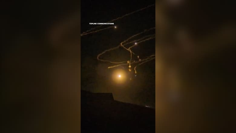 اشتباكات عنيفة بين إسرائيل وحزب الله على الحدود.. شاهد ما رصدته CNN