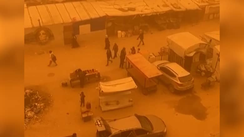 عاصفة رملية في غزة تُدمر مخيمات الفلسطينيين النازحين.. وتحول السماء إلى لون برتقالي فاقع