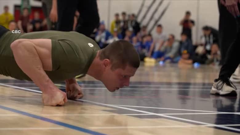 رياضة تحاكي حركة الفقمة على الجليد.. رجل يسجل رقماً قياسياً عالمياً في "القفز على المفاصل"