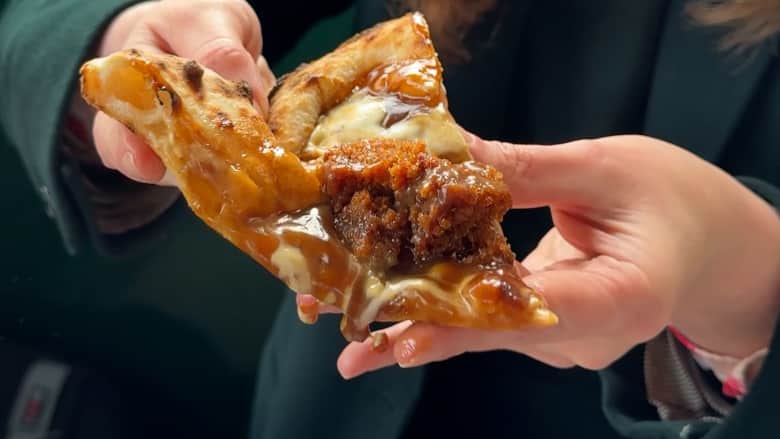 هل تجرّب حلوى التوفي اللزجة على البيتزا؟