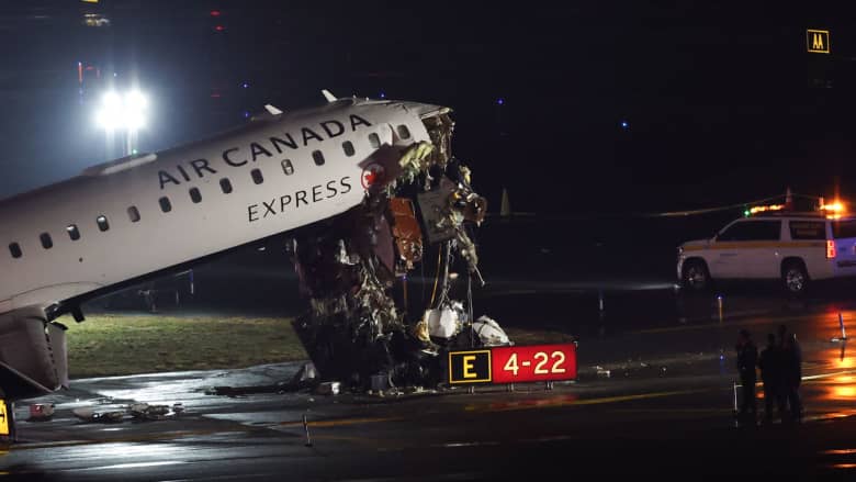 اصطدام مميت بين طائرة ركاب وشاحنة على مدرج مطار لاغوارديا في نيويورك