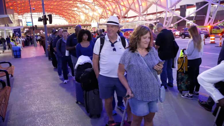 أزمة في مطارات أمريكا.. شاهد كيف امتدت طوابير مطار أتلانتا إلى خارج المبنى