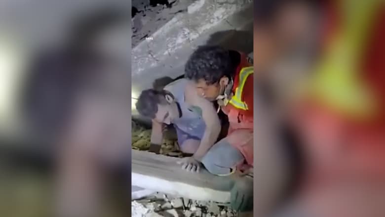 فرق الإنقاذ تساعد الناجين بعد غارة على مبنى سكني في طهران