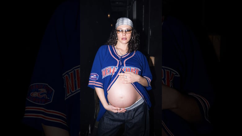 امرأة حامل بالأسبوع الـ37 على المسرح.. شاهد كيف قدمت عروض DJ