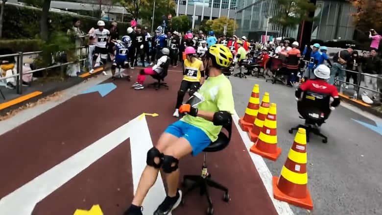 على طريقة الفورمولا 1.. شاهد سباق "كراسي المكاتب" الفريد من نوعه باليابان