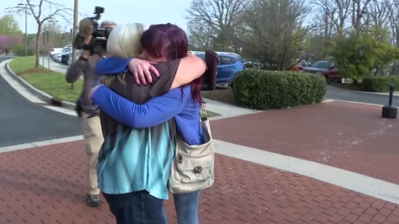 أم مفقودة تلتقي بابنتها للمرة الأولى منذ أكثر من 24 عامًا