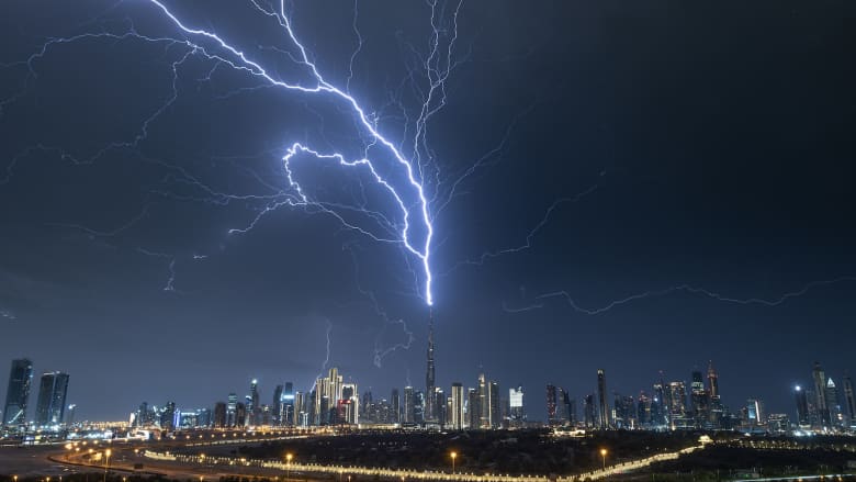 "رقصة فوضوية" في دبي.. صاعقة تضرب برج خليفة في مشهد مهيب وسط التقلبات الجوية