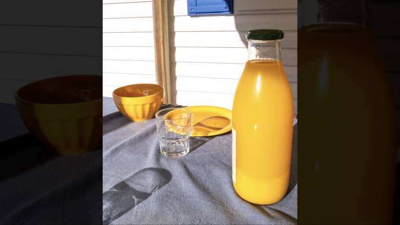 بدلاً من السكر.. ضع الملح في العصير قبل شربه لهذا السبب