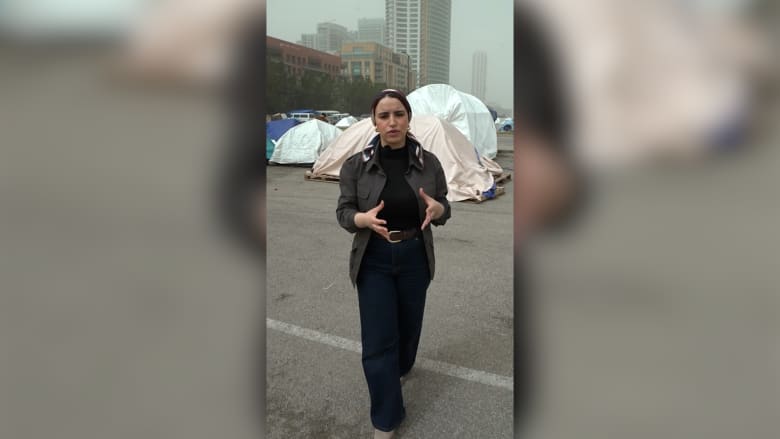 كاميرا CNN توثق رد فعل نازحين لبنانيين بجولة داخل أحد المخيمات في بيروت