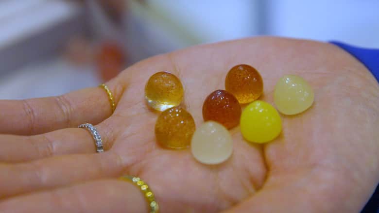 أحجار كريمة تُصنع من فاكهة ناضجة..شاهد كيف يتحول الأناناس والبرتقال إلى مجوهرات؟