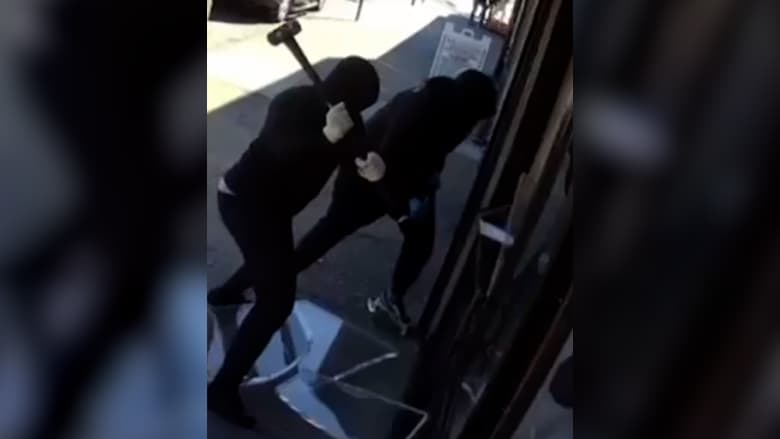 بمطارق ثقيلة.. عملية سطو جريئة على متجر للمجوهرات بأمريكا في وضح النهار
