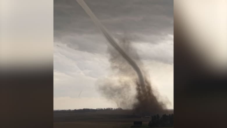 إعصار يضرب المناطق الريفية في الغرب الأوسط الأمريكي